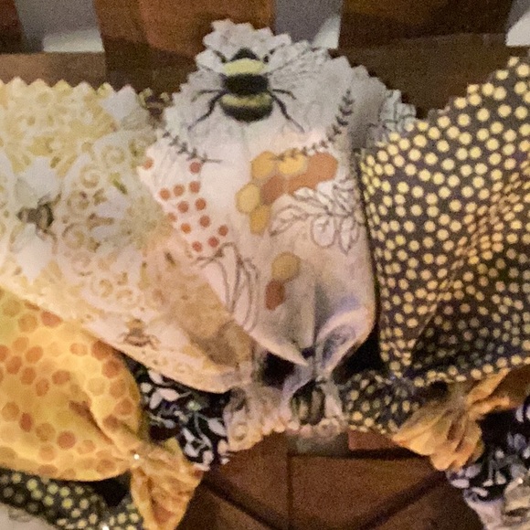 Small bumble bee wreath. Handmade fabric wreath. - Picture 3 of 4